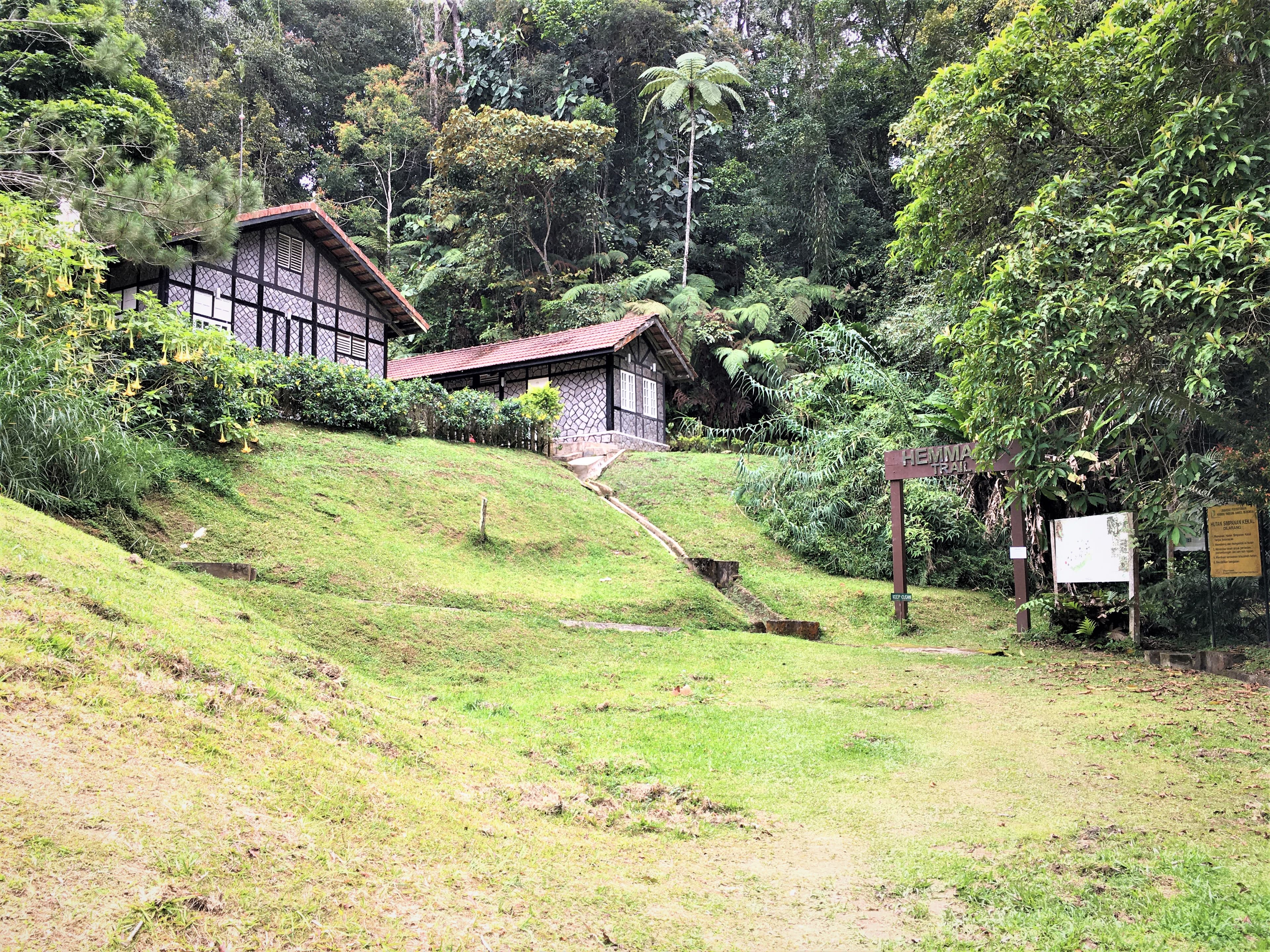 Western Hemmant Trail entrance near Fraser's Hill Mosque, photographed by Slleong in September 2020
